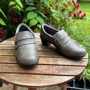 NWOT Easy Street Gray Heels Stylish Comfort wave size 8